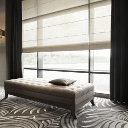 Ein Showroom für modernes Raumdesign. Eine gepolsterte Sitzbank steht auf einem gemusterten Teppich.