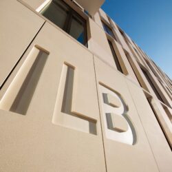 Detail der Fassade des ILB-Gebäudes. Eingefräst in die Fassadenverkleidung sind die Logo-Buchstaben ILB.