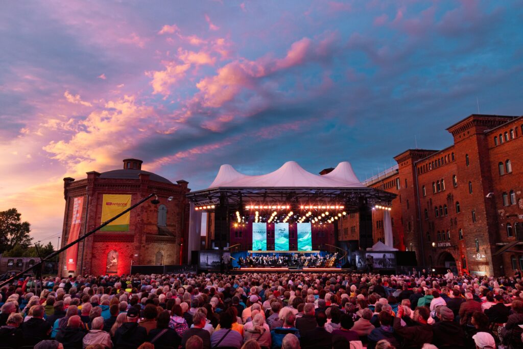 Ein Open-Air-Konzert bei Sonnenuntergang
