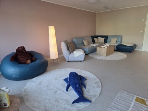 Ein gemütlich eingerichteter Wohnraum mit Plüschtieren