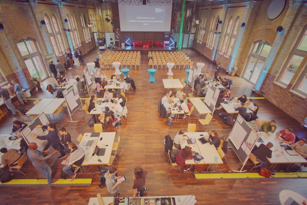 Blick in das Audimax mit zwölf Arbeitsgruppen im intensiven Austausch.