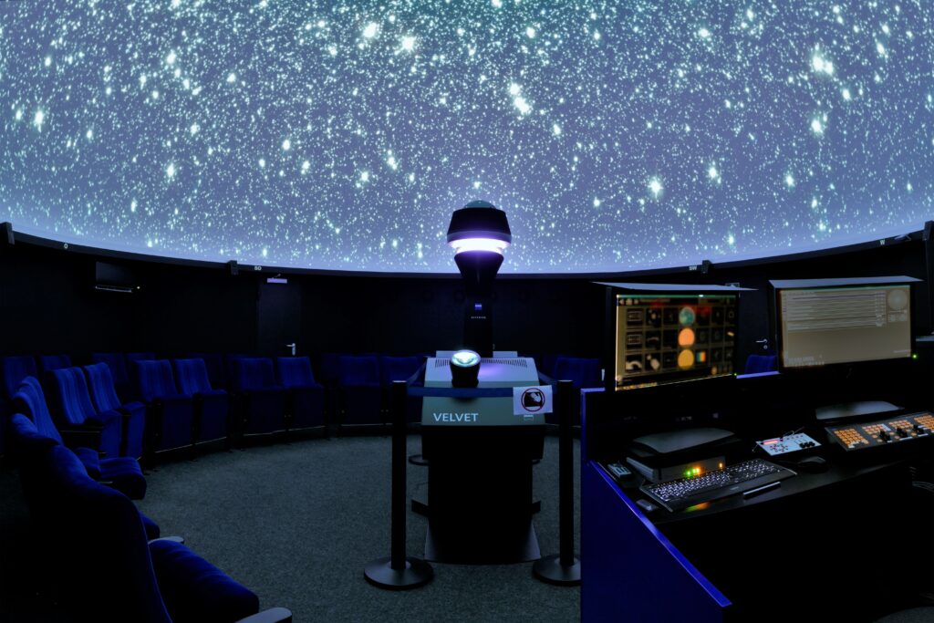 Das innere eines Planetariums mit Blick in den Sternenhimmel