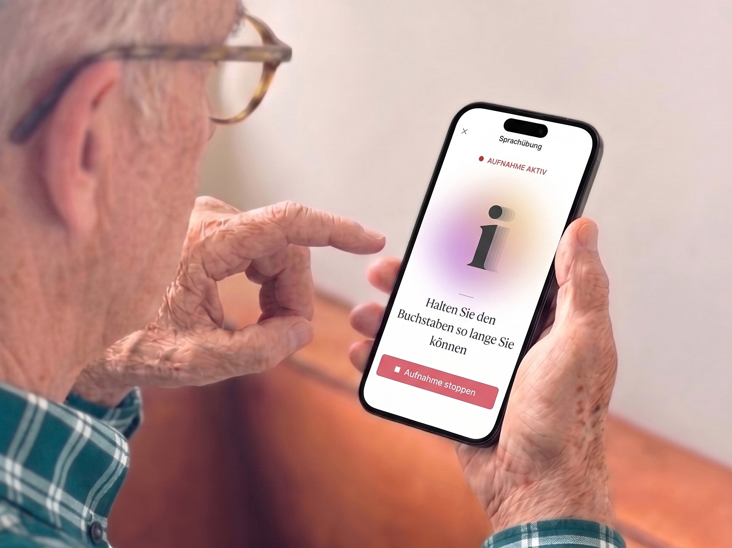 Ein Mann nutzt eine App zur Sprachübung auf seinem Smartphone.